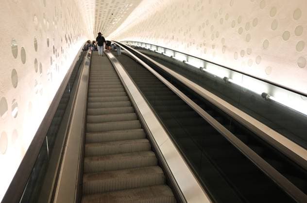Hamburg: The escalator to the Elphie—or the Elbphilharmonie Plaza—is expected to cost 5 euros starting in October 2026. The escalator, also known as the Tube, is the world’s longest curved escalator at 82 meters. It takes visitors from the east side of the building through the former warehouse to the publicly accessible observation deck,