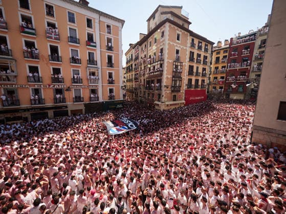 San Fermín 2026 Chupinazo: Moments before the San Fermín 2026 Chupinazo, in the Plaza del Ayuntamiento, on July 6, 2026, in Pamplona, Navarre, Spain. The Chupinazo marks the official start of the San Fermín festivities, which run through July 14. This year, the Navarre Emergency Services Division is in charge of lighting the rocket’s fuse, in recognition of its work during the bull runs. Spain  Copyright: xEduardoxSanzx 7648682