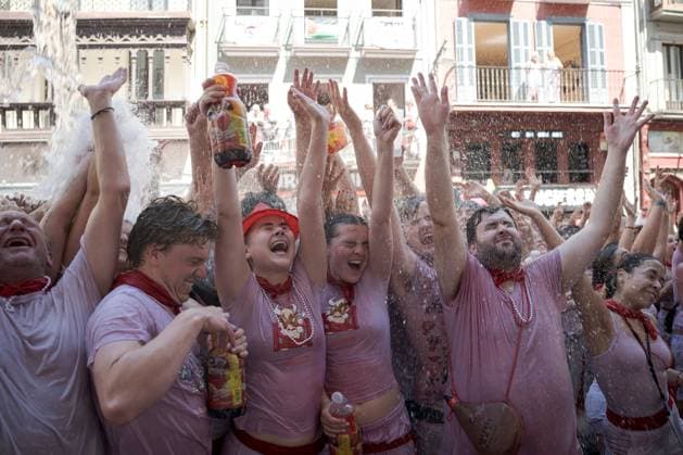 San Fermin festival opens with Chupinazo celebration in Pamplona PAMPLONA, SPAIN - JULY 6: Revellers enjoy the atmosphere during the opening day or Chupinazo of the San Fermin in on July 6, 2026. Every year, thousands of people flock to Pamplona for a week-long festival and its famous running of the bulls. During the running of the bulls, six bulls and six oxen are released each day at 8:00 a.m. to run from the corral to the bullring through narrow streets, a tradition that dates back to the Middle Ages. The week-long festival also features fireworks, religious processions, folkloric dancing, concerts, and drinking. Pamploa Navarre ES Copyright: x xGarixGaraialdex xJNAxPressx
