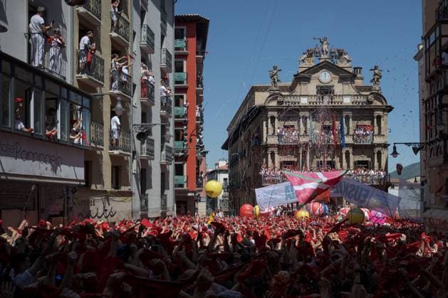 San Fermin Festival opens with Chupinazo ceremony in Pamplona PAMPLONA, SPAIN JULY 6, 2026: Participants wave their red scarves during the Chupinazo, the ceremonial rocket launch marking the official opening of the San Fermin celebrations in Town Hall Square in Pamplona, northern Spain. The annual event attracts hundreds of thousands of visitors and is internationally known for the Running of the Bulls (Encierro), as well as religious ceremonies, traditional processions, concerts, folk performances and fireworks. Pamplona Navarre Spain Copyright: x xGarixGaraialdex xJNAxPressx
