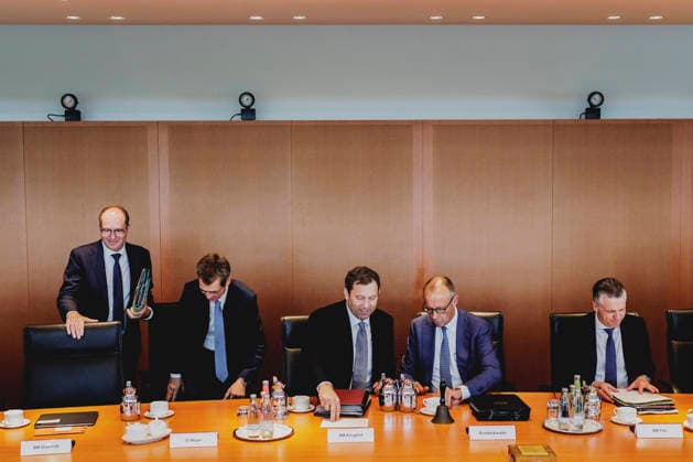 (L-R) Alexander Dobrindt (CSU), Bundesminister des Innern, Steffen Meyer, Staatssekretaer im Bundesministerium der Finanzen, Lars Klingbeil, Bundesminister der Finanzen, Friedrich Merz (CDU), Bundeskanzler, und Thorsten Frei (CDU), Chef des Bundeskanzleramtes, aufgenommen im Rahmen der Kabinettssitzung im Bundeskanzleramt in Berlin, 06.07.2026. Bei der heutigen Sitzung will die Regierung den Haushaltsentwurf beschliessen. Berlin Deutschland *** L R Alexander Dobrindt (CSU), Federal Minister of the Interior; Steffen Meyer, State Secretary at the Federal Ministry of Finance; Lars Klingbeil, Federal Minister of Finance; Friedrich Merz (CDU), Federal Chancellor; and Thorsten Frei (CDU), Head of the Federal Chancellery, photographed during the Copyright: xFlorianxGaertnerx