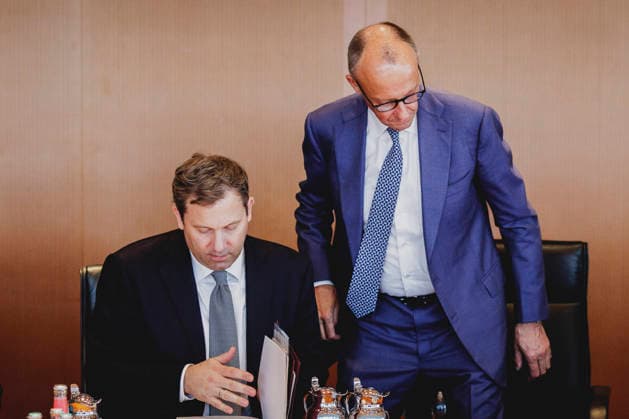 (R-L) Friedrich Merz (CDU), Bundeskanzler, und Lars Klingbeil, Bundesminister der Finanzen, aufgenommen im Rahmen der Kabinettssitzung im Bundeskanzleramt in Berlin, 06.07.2026. Bei der heutigen Sitzung will die Regierung den Haushaltsentwurf beschliessen. Berlin Deutschland *** R L Friedrich Merz, CDU, Chancellor, and Lars Klingbeil, Federal Minister of Finance, photographed during a cabinet meeting at the Federal Chancellery in Berlin, July 6, 2026. At today s meeting, the government plans to approve the draft budget. Berlin, Germany Copyright: xFlorianxGaertnerx