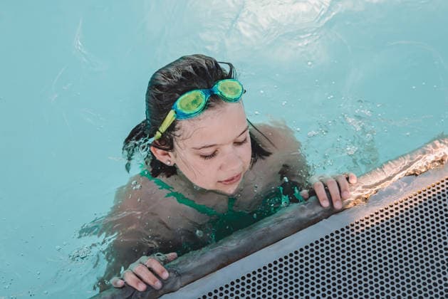 hanging on to the side of the public pool Cincinnati, Ohio, United States R_KRHE26062435-2067643-01 ,model released, Symbolfoto