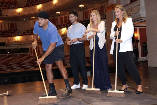 Aram Arami Jessica Ginkel und Caroline Beil beim exklusiven Workshop von den Stomp Percussion Kuenstlern anlaesslich eines Gastspiels in der Staatsoper Unter den Linden am 6.07.2026 in Berlin Promi-Workshop fuer Caroline Beil, Jessica Ginkel & Aram Arami mit den Stomp Percussion Kuenstlern *** Aram Arami, Jessica Ginkel, and Caroline Beil at an exclusive workshop led by the Stomp Percussion artists during a guest performance at the Staatsoper Unter den Linden on July 6, 2026, in Berlin. Celebrity workshop for Caroline Beil, Jessica Ginkel, Aram Arami, and the Stomp Percussion artists 