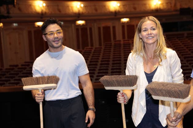 Aram Arami und Jessica Ginkel beim exklusiven Workshop von den Stomp Percussion Kuenstlern anlaesslich eines Gastspiels in der Staatsoper Unter den Linden am 6.07.2026 in Berlin Promi-Workshop fuer Caroline Beil, Jessica Ginkel & Aram Arami mit den Stomp Percussion Kuenstlern *** Aram Arami and Jessica Ginkel at an exclusive workshop led by the Stomp Percussion artists during a guest performance at the Staatsoper Unter den Linden on July 6, 2026, in Berlin. Celebrity workshop for Caroline Beil, Jessica Ginkel, Aram Arami, and the Stomp Percussion artists 