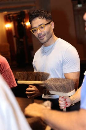 Aram Arami beim exklusiven Workshop von den Stomp Percussion Kuenstlern anlaesslich eines Gastspiels in der Staatsoper Unter den Linden am 6.07.2026 in Berlin Promi-Workshop fuer Caroline Beil, Jessica Ginkel & Aram Arami mit den Stomp Percussion Kuenstlern *** Aram Arami at an exclusive workshop led by the Stomp Percussion artists during a guest performance at the Staatsoper Unter den Linden on July 6, 2026, in Berlin. Celebrity workshop for Caroline Beil, Jessica Ginkel, and Aram Arami with the Stomp Percussion artists 
