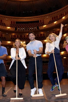 Caroline Beil, Aram Arami und Jessica Ginkel beim exklusiven Workshop von den Stomp Percussion Kuenstlern anlaesslich eines Gastspiels in der Staatsoper Unter den Linden am 6.07.2026 in Berlin Promi-Workshop fuer Caroline Beil, Jessica Ginkel & Aram Arami mit den Stomp Percussion Kuenstlern *** Caroline Beil, Aram Arami, and Jessica Ginkel at an exclusive workshop led by the Stomp Percussion artists during a guest performance at the Staatsoper Unter den Linden on July 6, 2026, in Berlin. Celebrity workshop for Caroline Beil, Jessica Ginkel, and Aram Arami with the Stomp Percussion artists 