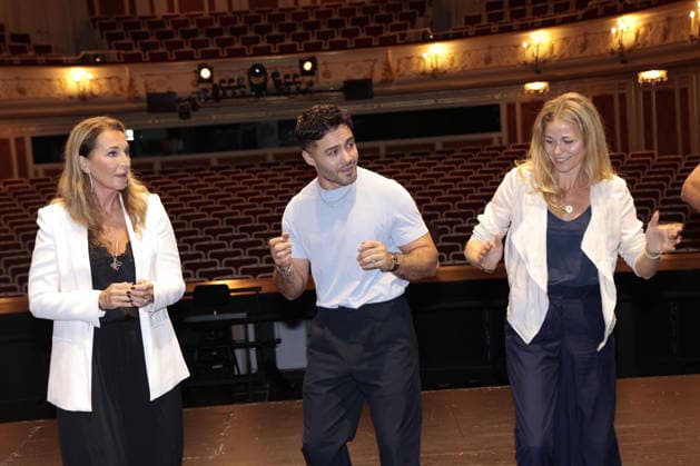 Caroline Beil, Aram Arami und Jessica Ginkel beim exklusiven Workshop von den Stomp Percussion Kuenstlern anlaesslich eines Gastspiels in der Staatsoper Unter den Linden am 6.07.2026 in Berlin Promi-Workshop fuer Caroline Beil, Jessica Ginkel & Aram Arami mit den Stomp Percussion Kuenstlern *** Caroline Beil, Aram Arami, and Jessica Ginkel at an exclusive workshop led by the Stomp Percussion artists during a guest performance at the Staatsoper Unter den Linden on July 6, 2026, in Berlin. Celebrity workshop for Caroline Beil, Jessica Ginkel, and Aram Arami with the Stomp Percussion artists 