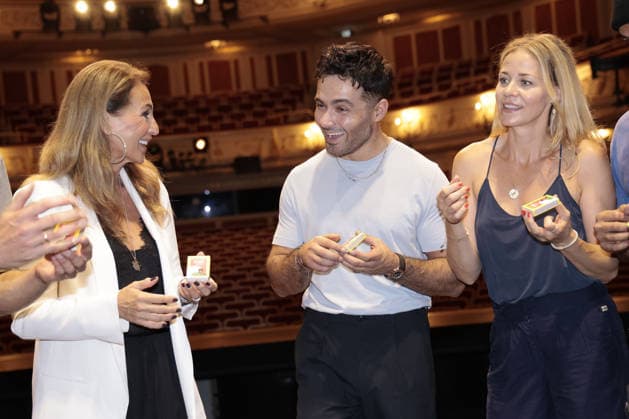 Caroline Beil, Aram Arami und Jessica Ginkel beim exklusiven Workshop von den Stomp Percussion Kuenstlern anlaesslich eines Gastspiels in der Staatsoper Unter den Linden am 6.07.2026 in Berlin Promi-Workshop fuer Caroline Beil, Jessica Ginkel & Aram Arami mit den Stomp Percussion Kuenstlern *** Caroline Beil, Aram Arami, and Jessica Ginkel at an exclusive workshop led by the Stomp Percussion artists during a guest performance at the Staatsoper Unter den Linden on July 6, 2026, in Berlin. Celebrity workshop for Caroline Beil, Jessica Ginkel, and Aram Arami with the Stomp Percussion artists 