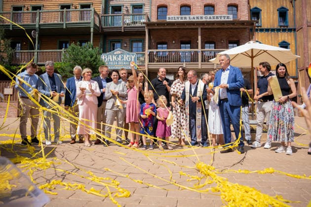 Eröffnung, Europa Park Kinderhaus Kleine Helden, RTL, Wir helfen Kindern, ; Thomas Mack, Katja Mack, Roland Mack, Marianne Mack, Ann- Kathrin Mack, Ernst Heller, Miriam Mack, Michael Mack, Dj Bobo, Wolfram Kons, Marion Gentes, Kai-Achim Klare, Mauritia Mack, Jürgen Mack, Rust Europa Park Deutschland *** Opening, Europa-Park Children s House Kleine Helden, RTL, Wir helfen Kindern, Thomas Mack, Katja Mack, Roland Mack, Marianne Mack, Ann Kathrin Mack, Ernst Heller, Miriam Mack, Michael Mack, DJ Bobo, Wolfram Kons, Marion Gentes, Kai Achim Klare, Mauritia Mack, Jürgen Mack, Rust Europa-Park Germany Copyright: xFINLEYxMÖRCHx