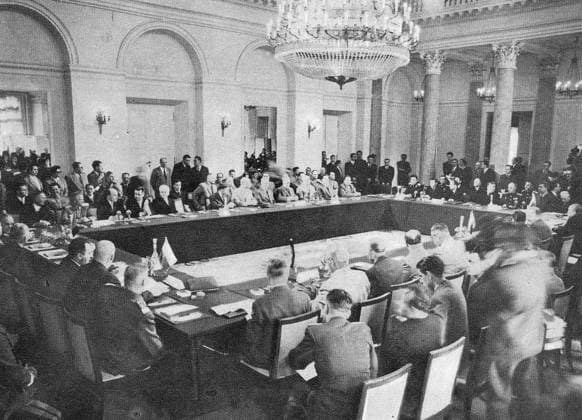 RECORD DATE NOT STATED Photo of the Warsaw Pact Conference at the Council of Ministers Palace. Photograph of the conference at the Council of Ministers Palace in Warsaw during which the Warsaw Pact was signed. The image depicts a large conference room with a long table surrounded by numerous delegates engaged in discussions, reflecting a mid-20th century international conference setting. 1955. Editorial use only. All other uses to be cleared with the copyright owner (World History Archive), in advance., WHA_298_0108.jpg, Warsaw Pact; 1955; Warsaw; Cold War; Eastern Bloc; Soviet Bloc; USSR; Poland; Military alliance; Treaty; Conference; Geopolitics; International relations; Post-WWII; 20th Century; Council of Ministers Palace; Collective sec Copyright: xWorldxHistoryxArchivex