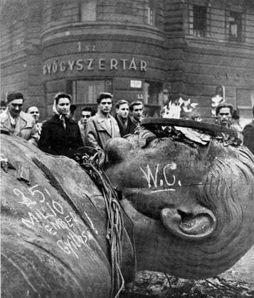 RECORD DATE NOT STATED Photo of toppled Stalin statue head as a symbol of resistance. Photograph of a toppled statue head of Stalin during the Hungarian Revolution of 1956, symbolising resistance against Soviet control. Editorial use only. All other uses to be cleared with the copyright owner (World History Archive), in advance., WHA_298_0123.jpg, Joseph Stalin; Hungarian Revolution; 1956; Hungary; Soviet Union; Cold War; Communism; Anti-Soviet Protests; Eastern Bloc; De-Stalinization; Budapest Uprising; People s Republic of Hungary; Soviet Occupation; Warsaw Pact; Socialist States; Geopolitics; Post-Stalin Era; Political Repression; Satellite States; Eastern Europe Copyright: xWorldxHistoryxArchivex