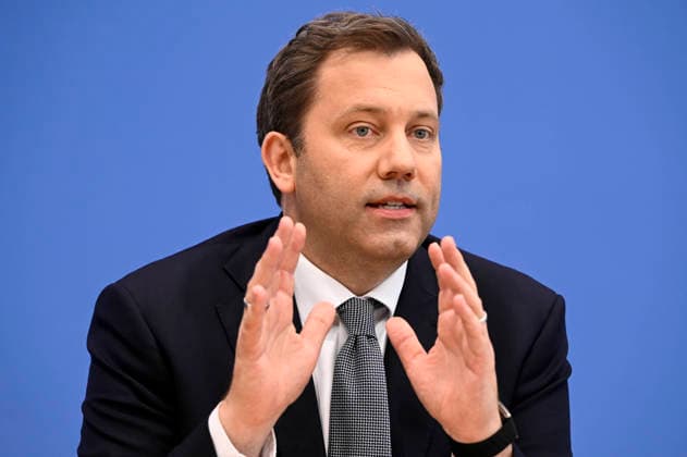 ABB BPK- Lars Klingbeil der Bundesminister der Finanzen SPD Politiker bei der Veroeffentlichung des Bericht Vorstellung Regierungsentwurf des Bundeshaushalts 2027 und Finanzplan bis 2030 auf der BPK Bundespressekonferenz am 06.07.2026 in Berlin Berlin Deutschland *** ABB BPK Lars Klingbeil, Federal Minister of Finance and SPD politician, at the press conference announcing the government’s draft of the 2027 federal budget and financial plan through 2030 at the BPK Federal Press Conference on July 6, 2026, in Berlin, Germany