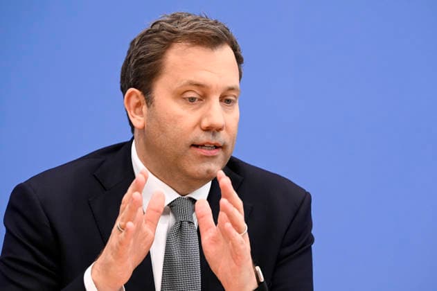 ABB BPK- Lars Klingbeil der Bundesminister der Finanzen SPD Politiker bei der Veroeffentlichung des Bericht Vorstellung Regierungsentwurf des Bundeshaushalts 2027 und Finanzplan bis 2030 auf der BPK Bundespressekonferenz am 06.07.2026 in Berlin Berlin Deutschland *** ABB BPK Lars Klingbeil, Federal Minister of Finance and SPD politician, at the press conference announcing the government’s draft of the 2027 federal budget and financial plan through 2030 at the BPK Federal Press Conference on July 6, 2026, in Berlin, Germany