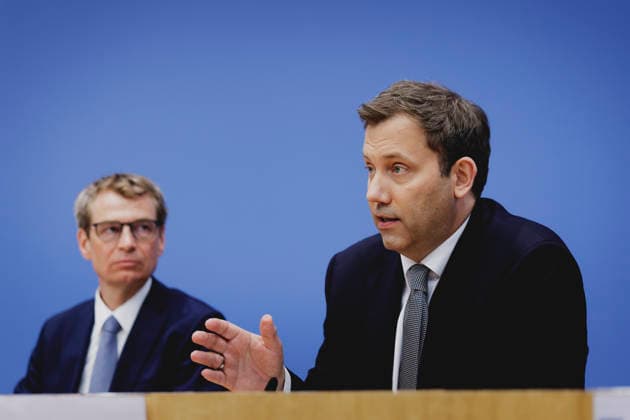 Lars Klingbeil (R), Bundesminister der Finanzen, und Steffen Meyer (L), Staatssekretaer im Bundesministerium der Finanzen, aufgenommen im Rahmen einer Bundespressekonferenz zum Regierungsentwurf des Bundeshaushalts 2027 und Finanzplan bis 2030. Berlin, 06.07.2026. Fotografiert im Auftrag des Bundesministeriums der Finanzen. Berlin Deutschland *** Lars Klingbeil (R), Federal Minister of Finance, and Steffen Meyer (L), State Secretary at the Federal Ministry of Finance, photographed during a federal press conference on the government’s draft of the 2027 federal budget and financial plan through 2030, Berlin, July 6, 2026 Photographed on behalf of the Federal Ministry of Finance Berlin, Germany Copyright: xFlorianxGaertner BMFx
