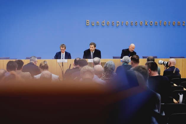 Lars Klingbeil (M), Bundesminister der Finanzen, und Steffen Meyer (L), Staatssekretaer im Bundesministerium der Finanzen, aufgenommen im Rahmen einer Bundespressekonferenz zum Regierungsentwurf des Bundeshaushalts 2027 und Finanzplan bis 2030. Berlin, 06.07.2026. Fotografiert im Auftrag des Bundesministeriums der Finanzen. Berlin Deutschland *** Lars Klingbeil (M), Federal Minister of Finance, and Steffen Meyer (L), State Secretary at the Federal Ministry of Finance, photographed during a federal press conference on the government’s draft of the 2027 federal budget and financial plan through 2030, Berlin, July 6, 2026 Photographed on behalf of the Federal Ministry of Finance, Berlin, Germany Copyright: xFlorianxGaertner BMFx