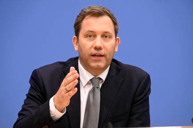 ABB BPK- Lars Klingbeil der Bundesminister der Finanzen SPD Politiker bei der Veroeffentlichung des Bericht Vorstellung Regierungsentwurf des Bundeshaushalts 2027 und Finanzplan bis 2030 auf der BPK Bundespressekonferenz am 06.07.2026 in Berlin Berlin Deutschland *** ABB BPK Lars Klingbeil, Federal Minister of Finance and SPD politician, at the press conference announcing the government’s draft of the 2027 federal budget and financial plan through 2030 at the BPK Federal Press Conference on July 6, 2026, in Berlin, Germany