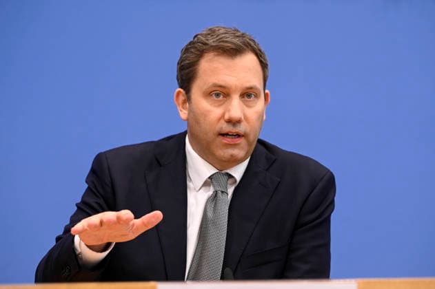 ABB BPK- Lars Klingbeil der Bundesminister der Finanzen SPD Politiker bei der Veroeffentlichung des Bericht Vorstellung Regierungsentwurf des Bundeshaushalts 2027 und Finanzplan bis 2030 auf der BPK Bundespressekonferenz am 06.07.2026 in Berlin Berlin Deutschland *** ABB BPK Lars Klingbeil, Federal Minister of Finance and SPD politician, at the press conference announcing the government’s draft of the 2027 federal budget and financial plan through 2030 at the BPK Federal Press Conference on July 6, 2026, in Berlin, Germany
