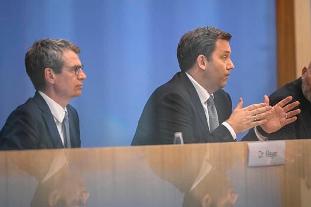 ABB BPK- Dr.Steffen Meyer Staatssekretaer BMF Lars Klingbeil der Bundesminister der Finanzen SPD Politiker bei der Veroeffentlichung des Bericht Vorstellung Regierungsentwurf des Bundeshaushalts 2027 und Finanzplan bis 2030 auf der BPK Bundespressekonferenz am 06.07.2026 in Berlin Berlin Deutschland *** ABB BPK Dr. Steffen Meyer, State Secretary at the Federal Ministry of Finance (BMF); Lars Klingbeil, Federal Minister of Finance; SPD politicians at the press conference announcing the government’s draft federal budget for 2027 and financial plan through 2030 at the BPK Federal Press Conference on July 6, 20222026 in Berlin, Germany