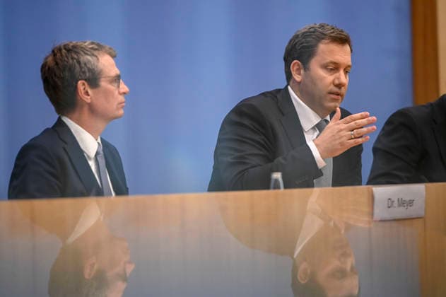 ABB BPK- Dr.Steffen Meyer Staatssekretaer BMF Lars Klingbeil der Bundesminister der Finanzen SPD Politiker bei der Veroeffentlichung des Bericht Vorstellung Regierungsentwurf des Bundeshaushalts 2027 und Finanzplan bis 2030 auf der BPK Bundespressekonferenz am 06.07.2026 in Berlin Berlin Deutschland *** ABB BPK Dr. Steffen Meyer, State Secretary at the Federal Ministry of Finance (BMF); Lars Klingbeil, Federal Minister of Finance; SPD politicians at the press conference announcing the government’s draft federal budget for 2027 and financial plan through 2030 at the BPK Federal Press Conference on July 6, 20222026 in Berlin, Germany