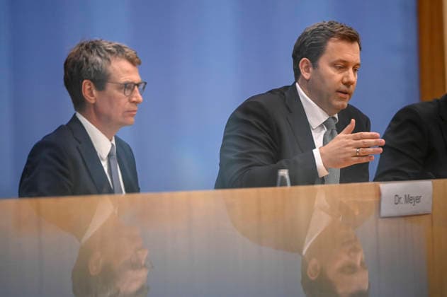 ABB BPK- Dr.Steffen Meyer Staatssekretaer BMF Lars Klingbeil der Bundesminister der Finanzen SPD Politiker bei der Veroeffentlichung des Bericht Vorstellung Regierungsentwurf des Bundeshaushalts 2027 und Finanzplan bis 2030 auf der BPK Bundespressekonferenz am 06.07.2026 in Berlin Berlin Deutschland *** ABB BPK Dr. Steffen Meyer, State Secretary at the Federal Ministry of Finance (BMF); Lars Klingbeil, Federal Minister of Finance; SPD politicians at the press conference announcing the government’s draft federal budget for 2027 and financial plan through 2030 at the BPK Federal Press Conference on July 6, 20222026 in Berlin, Germany