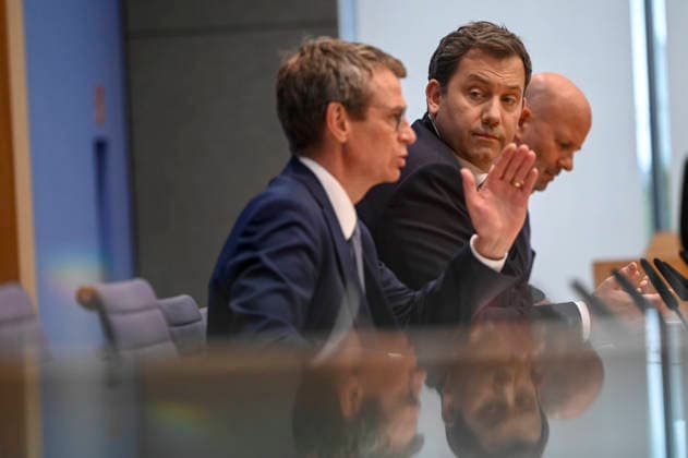 ABB BPK- Dr.Steffen Meyer Staatssekretaer BMF Lars Klingbeil der Bundesminister der Finanzen SPD Politiker bei der Veroeffentlichung des Bericht Vorstellung Regierungsentwurf des Bundeshaushalts 2027 und Finanzplan bis 2030 auf der BPK Bundespressekonferenz am 06.07.2026 in Berlin Berlin Deutschland *** ABB BPK Dr. Steffen Meyer, State Secretary at the Federal Ministry of Finance (BMF); Lars Klingbeil, Federal Minister of Finance; SPD politicians at the press conference announcing the government’s draft federal budget for 2027 and financial plan through 2030 at the BPK Federal Press Conference on July 6, 20222026 in Berlin, Germany