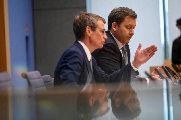 ABB BPK- Dr.Steffen Meyer Staatssekretaer BMF Lars Klingbeil der Bundesminister der Finanzen SPD Politiker bei der Veroeffentlichung des Bericht Vorstellung Regierungsentwurf des Bundeshaushalts 2027 und Finanzplan bis 2030 auf der BPK Bundespressekonferenz am 06.07.2026 in Berlin Berlin Deutschland *** ABB BPK Dr. Steffen Meyer, State Secretary at the Federal Ministry of Finance (BMF); Lars Klingbeil, Federal Minister of Finance; SPD politicians at the press conference announcing the government’s draft federal budget for 2027 and financial plan through 2030 at the BPK Federal Press Conference on July 6, 20222026 in Berlin, Germany