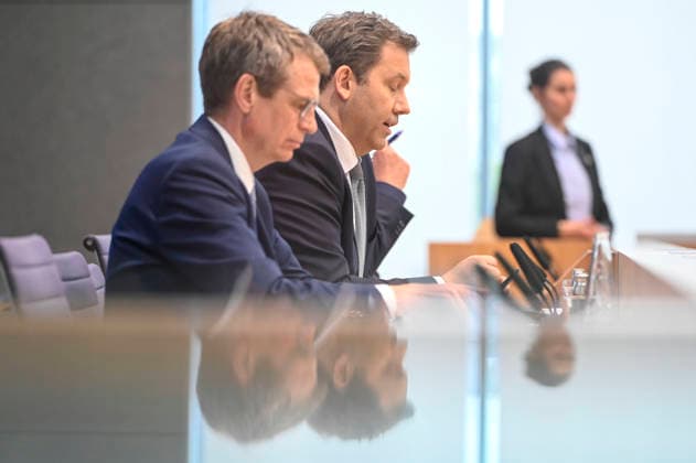 ABB BPK- Dr.Steffen Meyer Staatssekretaer BMF Lars Klingbeil der Bundesminister der Finanzen SPD Politiker bei der Veroeffentlichung des Bericht Vorstellung Regierungsentwurf des Bundeshaushalts 2027 und Finanzplan bis 2030 auf der BPK Bundespressekonferenz am 06.07.2026 in Berlin Berlin Deutschland *** ABB BPK Dr. Steffen Meyer, State Secretary at the Federal Ministry of Finance (BMF); Lars Klingbeil, Federal Minister of Finance; SPD politicians at the press conference announcing the government’s draft federal budget for 2027 and financial plan through 2030 at the BPK Federal Press Conference on July 6, 20222026 in Berlin, Germany