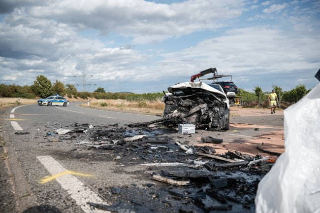 Zwei PKW kollidieren frontal Am 06.07.2026 sind gegen 16:20 Uhr in einer Abfahrt von der B41 bei Bad Kreuznach in Richtung Winzenheim zwei Autos frontal zusammengestoßen. Die beiden Fahrer wurden laut Polizei schwer verletzt und mussten ins Krankenhaus gebracht werden. Die Unfallursache ist bislang unklar. Die Abfahrt ist infolge des Unfalls voll gesperrt. Bad Kreuznach Winzenheim Rheinland Pfalz Deutschland *** Two Cars Collide Head-On On July 6, 2026, at approximately 4:20 p.m., two cars collided head-on on a downhill stretch of the B41 near Bad Kreuznach in the direction of Winzenheim. According to police, both drivers were seriously injured and had to be taken to the hospital. The cause of the accident remains unclear The exit ramp is
