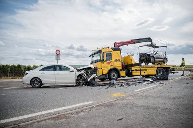 Zwei PKW kollidieren frontal Am 06.07.2026 sind gegen 16:20 Uhr in einer Abfahrt von der B41 bei Bad Kreuznach in Richtung Winzenheim zwei Autos frontal zusammengestoßen. Die beiden Fahrer wurden laut Polizei schwer verletzt und mussten ins Krankenhaus gebracht werden. Die Unfallursache ist bislang unklar. Die Abfahrt ist infolge des Unfalls voll gesperrt. Bad Kreuznach Winzenheim Rheinland Pfalz Deutschland *** Two Cars Collide Head-On On July 6, 2026, at approximately 4:20 p.m., two cars collided head-on on a downhill stretch of the B41 near Bad Kreuznach in the direction of Winzenheim. According to police, both drivers were seriously injured and had to be taken to the hospital. The cause of the accident remains unclear The exit ramp is