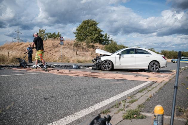 Zwei PKW kollidieren frontal Am 06.07.2026 sind gegen 16:20 Uhr in einer Abfahrt von der B41 bei Bad Kreuznach in Richtung Winzenheim zwei Autos frontal zusammengestoßen. Die beiden Fahrer wurden laut Polizei schwer verletzt und mussten ins Krankenhaus gebracht werden. Die Unfallursache ist bislang unklar. Die Abfahrt ist infolge des Unfalls voll gesperrt. Bad Kreuznach Winzenheim Rheinland Pfalz Deutschland *** Two Cars Collide Head-On On July 6, 2026, at approximately 4:20 p.m., two cars collided head-on on a downhill stretch of the B41 near Bad Kreuznach in the direction of Winzenheim. According to police, both drivers were seriously injured and had to be taken to the hospital. The cause of the accident remains unclear The exit ramp is