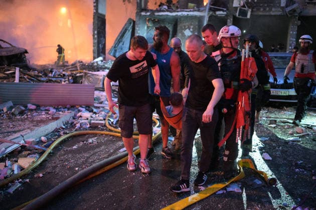 RECORD DATE NOT STATED Men carry a resident of a multi-storey residential building injured in a massive combined Russian attack, Kyiv, Ukraine, on July 6, 2026. Russian forces launched a large-scale attack on the capital using ballistic and cruise missiles as well as attack drones, causing destruction to apartment buildings and civilian infrastructure across several districts of the city. The Podilskyi district suffered the most severe damage. At least 11 people were killed and 46 others were injured (Photo by Danylo Antoniuk Ukrinform) Russia launches another massive strike on Kyiv  Copyright: xDanyloxAntoniukx
