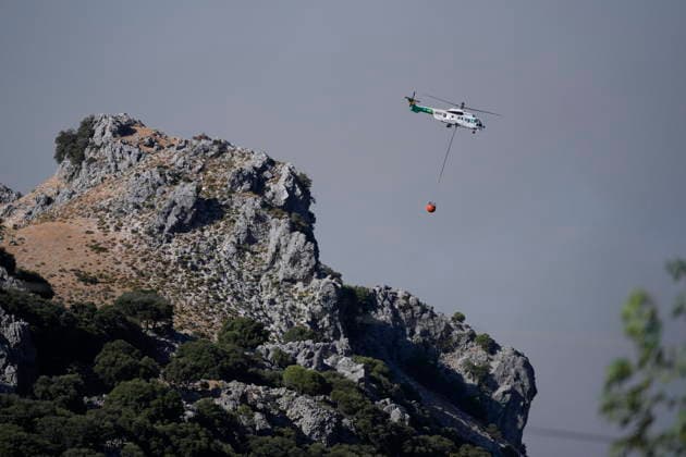 A wildfire in Grazalema, Cádiz, forces the evacuation of the Hotel Fuerte and triggers Emergency Phase 1. Aerial resources from the Infoca Plan are working to extinguish the wildfire in Grazalema. July 6, 2026, in Grazalema, Cádiz, Andalusia, Spain A dozen aerial resources, including helicopters and airplanes, are working to extinguish the wildfire that broke out in the municipality of Grazalema, Cádiz, specifically in the El Alamillo area, which has forced the evacuation of the Hotel Fuerte and led to the emergency phase being raised to Operational Phase 1. July 6, 2026 Joaquí Grazalema, Cádiz, Andalusia, Spain Grazalema, Cádiz, Andalusia, Spain Spain  Copyright: xJoaquinxCorcherox 7649943
