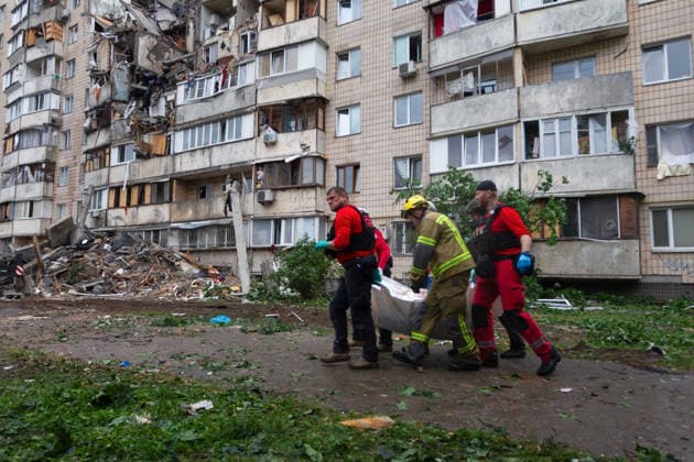 Russian missile hits apartment building in Kyiv™s Podilskyi district Rescuers carry a person injured in a massive combined Russian attack on a nine-storey residential building in Kyiv™s Podilskyi district, Ukraine, on July 6, 2026. Russian forces launched a large-scale attack on the capital using ballistic and cruise missiles as well as attack drones, causing destruction to apartment buildings and civilian infrastructure across several districts of the city. The Podilskyi district suffered the most severe damage. At least 11 people were killed and 46 others were injured, Credit:Kyrylo Chubotin Ukrinform Avalon Ukraine, Kyiv  Copyright: xKyryloxChubotinx xUkrinformx xAvalonx 1114838942