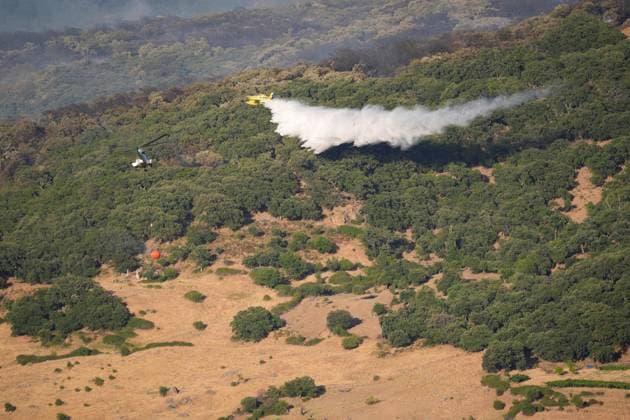 A wildfire in Grazalema, Cádiz, forces the evacuation of the Hotel Fuerte and triggers Emergency Phase 1. Aerial resources from the Infoca Plan are working to extinguish the wildfire in Grazalema. July 6, 2026, in Grazalema, Cádiz, Andalusia, Spain On July 6, 2026, in Zahara de la Sierra, Cádiz, Andalusia, Spain A dozen aerial resources, including helicopters and airplanes, are working to extinguish the wildfire that broke out in the municipality of Grazalema, Cádiz, specifically in the El Alamillo area, which has forced the evacuation of the Hotel Fuerte and led to the emergency phase being raised to Operational Level 1. JULY 6, 2026 Joaquí Grazalema, Cádiz, Andalusia, Spain Grazalema, Cádiz, Andalusia, Spain Spain  Copyright: xJoaquinxCorcherox 7650030