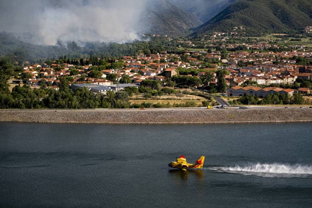 Wildfire in eastern French Pyrenees burns more than 4,600 hectares, forces 10,000 evacuations VINCA, FRANCE - JULY 6: Extinguishing work is conducted as a major wildfire burns out of control in the eastern French Pyrenees near Vinca, France on July 6, 2026. French authorities said the wildfire has burned more than 4,600 hectares, forced the evacuation of around 10,000 people, and injured at least five, including two firefighters seriously. More than 700 firefighters remain on the front lines as strong winds and extreme heat continue to fuel the blaze. Lorena Sopena Lopez Anadolu Vinca France. Editorial use only. Please get in touch for any other usage.  Copyright: x2026xAnadoluxLorenaxSopenaxLopezx