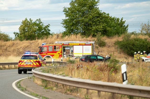 Schwerer Frontalzusammenstoß auf dem Zubringer zur B41 Bei einem schweren Verkehrsunfall auf dem Zubringer zur B41 aus Richtung der Charles-de-Gaulle-Straße sind am Montag, dem 06.07.2026, zwei Menschen schwer verletzt worden. Nach Angaben der Polizei geriet ein entgegenkommender Pkw im Kurvenbereich aus bislang ungeklärter Ursache auf die Gegenfahrbahn und kollidierte frontal mit einem entgegenkommenden Fahrzeug. Beide Fahrzeugführer im Alter von 47 und 56 Jahren wurden schwer verletzt, befanden sich nach aktuellem Stand jedoch nicht in Lebensgefahr. Sie wurden durch den Rettungsdienst versorgt und in Krankenhäuser transportiert. An beiden Fahrzeugen entstand wirtschaftlicher Totalschaden, zudem wurde die Schutzplanke beschädigt. Fü