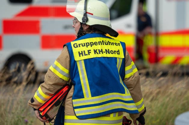 Schwerer Frontalzusammenstoß auf dem Zubringer zur B41 Bei einem schweren Verkehrsunfall auf dem Zubringer zur B41 aus Richtung der Charles-de-Gaulle-Straße sind am Montag, dem 06.07.2026, zwei Menschen schwer verletzt worden. Nach Angaben der Polizei geriet ein entgegenkommender Pkw im Kurvenbereich aus bislang ungeklärter Ursache auf die Gegenfahrbahn und kollidierte frontal mit einem entgegenkommenden Fahrzeug. Beide Fahrzeugführer im Alter von 47 und 56 Jahren wurden schwer verletzt, befanden sich nach aktuellem Stand jedoch nicht in Lebensgefahr. Sie wurden durch den Rettungsdienst versorgt und in Krankenhäuser transportiert. An beiden Fahrzeugen entstand wirtschaftlicher Totalschaden, zudem wurde die Schutzplanke beschädigt. Fü
