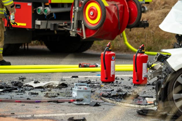 Schwerer Frontalzusammenstoß auf dem Zubringer zur B41 Bei einem schweren Verkehrsunfall auf dem Zubringer zur B41 aus Richtung der Charles-de-Gaulle-Straße sind am Montag, dem 06.07.2026, zwei Menschen schwer verletzt worden. Nach Angaben der Polizei geriet ein entgegenkommender Pkw im Kurvenbereich aus bislang ungeklärter Ursache auf die Gegenfahrbahn und kollidierte frontal mit einem entgegenkommenden Fahrzeug. Beide Fahrzeugführer im Alter von 47 und 56 Jahren wurden schwer verletzt, befanden sich nach aktuellem Stand jedoch nicht in Lebensgefahr. Sie wurden durch den Rettungsdienst versorgt und in Krankenhäuser transportiert. An beiden Fahrzeugen entstand wirtschaftlicher Totalschaden, zudem wurde die Schutzplanke beschädigt. Fü