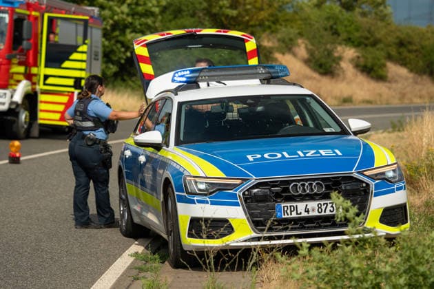 Schwerer Frontalzusammenstoß auf dem Zubringer zur B41 Bei einem schweren Verkehrsunfall auf dem Zubringer zur B41 aus Richtung der Charles-de-Gaulle-Straße sind am Montag, dem 06.07.2026, zwei Menschen schwer verletzt worden. Nach Angaben der Polizei geriet ein entgegenkommender Pkw im Kurvenbereich aus bislang ungeklärter Ursache auf die Gegenfahrbahn und kollidierte frontal mit einem entgegenkommenden Fahrzeug. Beide Fahrzeugführer im Alter von 47 und 56 Jahren wurden schwer verletzt, befanden sich nach aktuellem Stand jedoch nicht in Lebensgefahr. Sie wurden durch den Rettungsdienst versorgt und in Krankenhäuser transportiert. An beiden Fahrzeugen entstand wirtschaftlicher Totalschaden, zudem wurde die Schutzplanke beschädigt. Fü