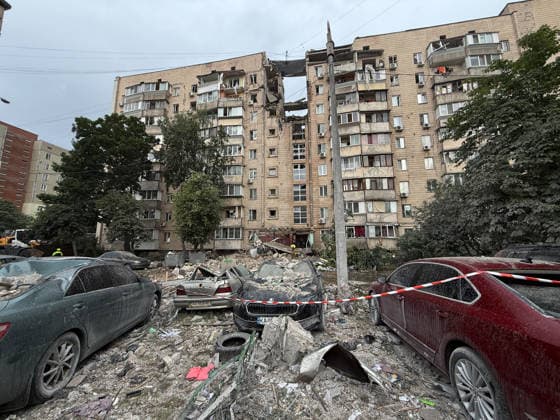 Russian missile hits apartment building in Kyiv?s Podilskyi district Damaged cars stand beside a crater in front of a nine-storey residential building in Kyiv s Podilskyi district, Ukraine, on July 6, 2026. Russian forces conduct a large-scale operation on the capital using ballistic and cruise missiles as well as drones, resulting in damage to apartment buildings and civilian infrastructure across several districts of the city. The Podilskyi district experiences the most severe damage. At least 11 people are killed and 46 others are injured. Kyiv Ukraine  Copyright: xKyryloxChubotinx originalFilename: ukrinform-russianm260706_np5CJ.jpg
