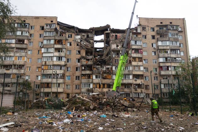 Russian missile hits apartment building in Kyiv?s Podilskyi district Heavy machinery operates during recovery efforts at the site of a nine-storey residential building damaged in a large-scale military operation in Kyiv s Podilskyi district, Ukraine, on July 6, 2026. Forces launched ballistic and cruise missiles, as well as drones, causing destruction to apartment buildings and civilian infrastructure across several districts of the city. The Podilskyi district suffered the most severe damage. At least 11 people are killed and 46 others are injured. Kyiv Ukraine  Copyright: xKyryloxChubotinx originalFilename: ukrinform-russianm260706_npLr0.jpg