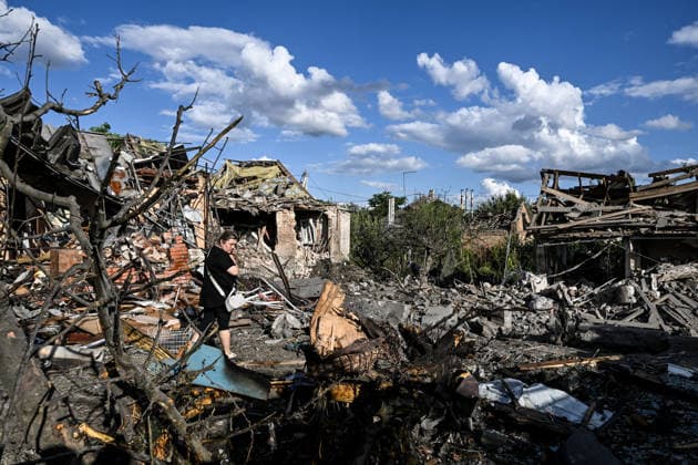RECORD DATE NOT STATED A woman stands near residential houses destroyed in a Russian guided bomb attack in Zaporizhzhia, Ukraine, on July 5, 2026. Russian forces struck the city with two guided aerial bombs. One bomb hit near a multi-storey residential building, while the other struck a private residential area. The attack damaged 35 apartments in the apartment building and destroyed private homes. More than ten people were injured, and a police officer was killed (Photo by Dmytro Smolienko Ukrinform) Russian forces strike Zaporizhzhia with two guided bombs  Copyright: xDmytroxSmolienkox