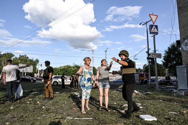 RECORD DATE NOT STATED Women speak with a police officer outside a five-storey residential building damaged in a Russian guided bomb attack in Zaporizhzhia, Ukraine, on July 5, 2026. Russian forces struck the city with two guided aerial bombs. One bomb hit near a multi-storey residential building, while the other struck a private residential area. The attack damaged 35 apartments in the apartment building and destroyed private homes. More than ten people were injured, and a police officer was killed (Photo by Dmytro Smolienko Ukrinform) Russian forces strike Zaporizhzhia with two guided bombs  Copyright: xDmytroxSmolienkox