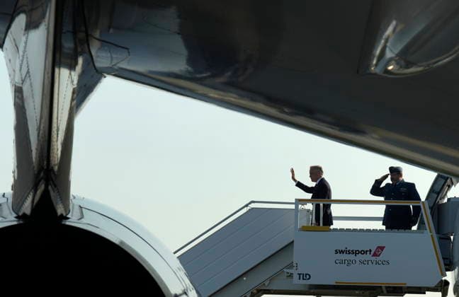 July 6, 2026, Halifax, Ns, Canada: Prime Minister Mark Carney boards a government plane in Halifax, Monday, July 6, 2026. Halifax Canada  - ZUMAc35_ 20260706_zaf_c35_078 Copyright: xAdrianxWyldx