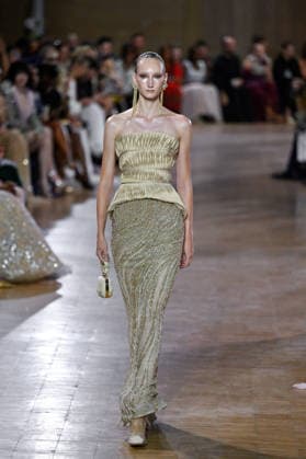 PFW Haute Couture Tony Ward Runway JR A model walks the runway at the Tony Ward show during Haute Couture Fashion Week in Paris, France, on 6 July 2026. Photo by Julien Reynaud APS-Medias ABACAPRESS.COM Paris France  Copyright: xReynaudxJulien APS-Medias ABACAx