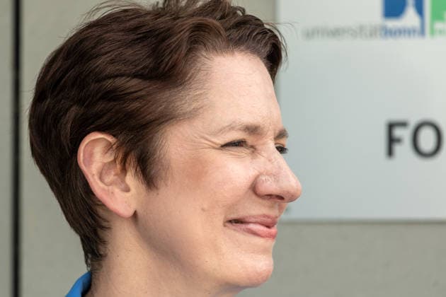 Einsatz Künstlicher Intelligenz in der Landwirtschaft. Im Bild die Ministerin für Landwirtschaft und Verbraucherschutz des Landes Nordrhein-Westfalen Silke Gorißen. Im Rahmen der Tour Starke Zukunft in Nordrhein-Westfalen: KI in Landwirtschaft und Wald besuchte die Ministerin auf ihrer vierten Station das Zukunftslabor der Agrar-, Ernährungs- und Ingenieurwissenschaftlichen Fakultät der Universität Bonn (AEI) auf dem Campus Klein-Altendorf in Rheinbach. Hier ein Close-Up. *** The Use of Artificial Intelligence in Agriculture Pictured here is Silke Gorißen, Minister of Agriculture and Consumer Protection for the State of North Rhine-Westphalia. As part of the Strong Future in North Rhine-Westphalia: AI in Agriculture and Fore