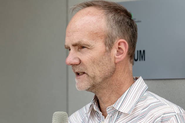 Einsatz Künstlicher Intelligenz in der Landwirtschaft. Im Bild der wissenschaftliche Leiter des Campus Klein-Altendorf. Im Rahmen der Tour Starke Zukunft in Nordrhein-Westfalen: KI in Landwirtschaft und Wald besuchte die Ministerin für Landwirtschaft und Verbraucherschutz des Landes Nordrhein-Westfalen Silke Gorißen auf ihrer vierten Station das Zukunftslabor der Agrar-, Ernährungs- und Ingenieurwissenschaftlichen Fakultät der Universität Bonn (AEI) auf dem Campus Klein-Altendorf in Rheinbach. *** The Use of Artificial Intelligence in Agriculture Pictured: the scientific director of the Klein Altendorf Campus As part of the Strong Future in North Rhine-Westphalia: AI in Agriculture and Forestry tour, Silke Gorißen, Minister