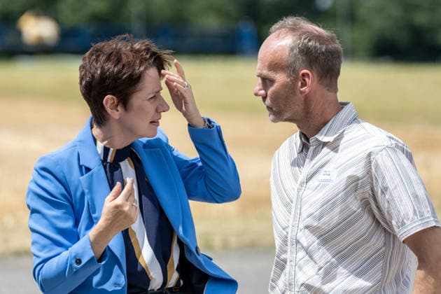 Einsatz Künstlicher Intelligenz in der Landwirtschaft. Im Bild die Ministerin für Landwirtschaft und Verbraucherschutz des Landes Nordrhein-Westfalen Silke Gorißen im Gespräch mit Prof. Dr. Ralf Pude, dem wissenschaftlichen Leiter des Campus Klein-Altendorf. Im Rahmen der Tour Starke Zukunft in Nordrhein-Westfalen: KI in Landwirtschaft und Wald besuchte die Ministerin auf ihrer vierten Station das Zukunftslabor der Agrar-, Ernährungs- und Ingenieurwissenschaftlichen Fakultät der Universität Bonn (AEI) auf dem Campus Klein-Altendorf in Rheinbach. *** The Use of Artificial Intelligence in Agriculture Pictured here is Silke Gorißen, Minister of Agriculture and Consumer Protection for the State of North Rhine-Westphalia, in conv