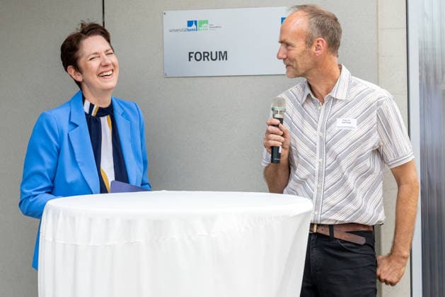 Einsatz Künstlicher Intelligenz in der Landwirtschaft. Im Bild die Ministerin für Landwirtschaft und Verbraucherschutz des Landes Nordrhein-Westfalen Silke Gorißen mit Prof. Dr. Ralf Pude, dem wissenschaftlichen Leiter des Campus Klein-Altendorf. Im Rahmen der Tour Starke Zukunft in Nordrhein-Westfalen: KI in Landwirtschaft und Wald besuchte die Ministerin auf ihrer vierten Station das Zukunftslabor der Agrar-, Ernährungs- und Ingenieurwissenschaftlichen Fakultät der Universität Bonn (AEI) auf dem Campus Klein-Altendorf in Rheinbach. *** The Use of Artificial Intelligence in Agriculture Pictured here are Silke Gorißen, Minister of Agriculture and Consumer Protection for the State of North Rhine-Westphalia, and Prof. Dr. Ralf